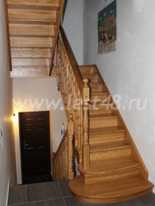 Закрытая деревянная лестница на второй этаж 20-05