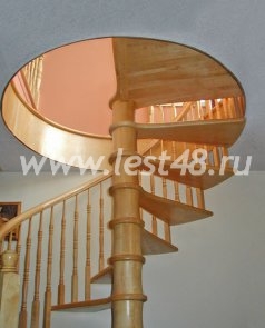 Винтовая лестница на мансарду из дерева