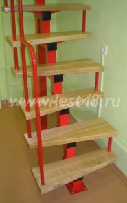 Деревянная лестница в коттедж