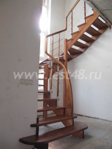 Деревянная лестница с поворотом на 180 градусов 07-05