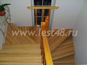 Лестница из лиственницы на второй этаж 02-08 Лестница из лиственницы на второй этаж 02-08